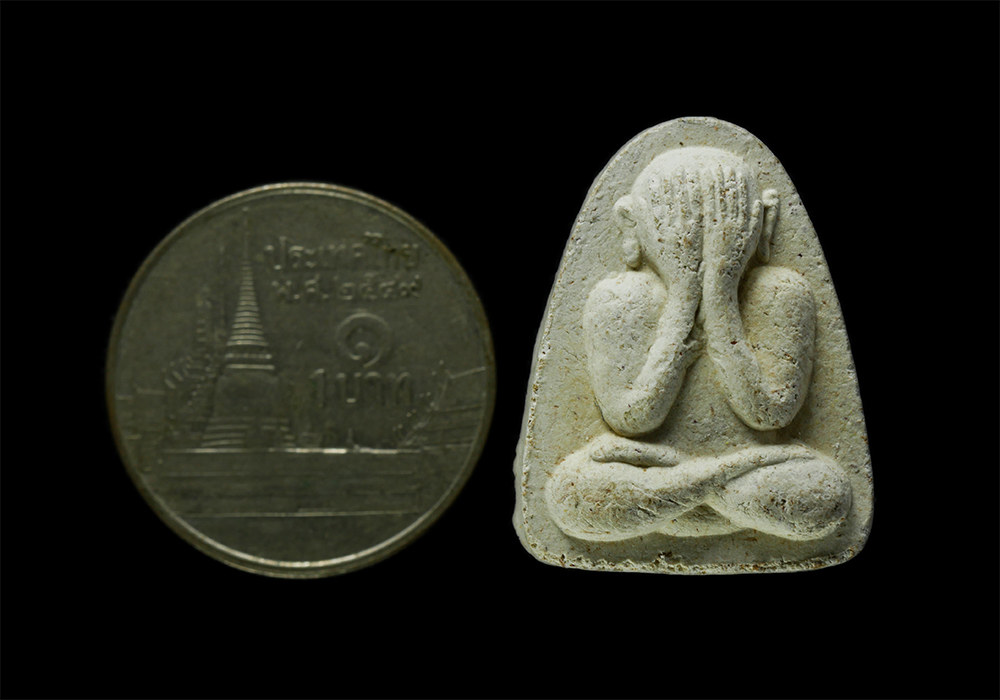 20Jan25 (85)p.jpg - พระปิดตาติดสีผึ้ง หลวงปู่เกลี้ยง มนุญฺโญ (พระครูพิศิษฐชโลปการ) วัดเนินสุทธาวาส จ.ชลบุรี ปี2548 เนื้อผงพุทธคุณ ผงว่าน หลวงปู่เกลี้ยง พระเกจิดังต้นตำรับ [..] | https://kamulet.in.th